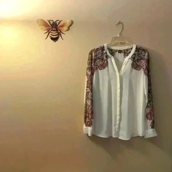 Dana Buchman Tops - Dana Buchman, size 4, white with artistic pattern sleeves